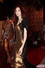 组图：吴佩慈金色黑纱长裙亮相 身段优美气质佳