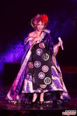 组图：幸田来未开唱变身蓝色妖姬 撅臀秀S曲线