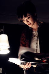 组图：姚晨亮相品牌文化展 利落短发诠释低调奢华