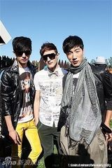 组图：张亮超模好友刘畅走红 长腿奶爸偶像颜