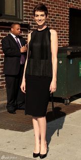 组图：短发安妮-海瑟薇黑色流苏裙魅力四射