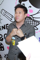 高清图：琦琦曝任达华为女儿学弹琴 MCJin望做父亲