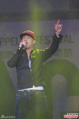 组图：侧田出席无伴奏音乐会 休闲装热力开唱