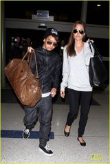 组图：朱莉便装黑超赴情人节 12岁儿子提大包