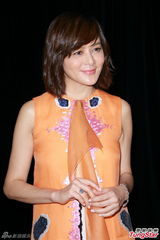 组图：关之琳明艳短裙风采依旧 否认做蛇年新娘