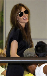 组图：茱莉携四孩子亮相 女儿中性打扮酷似皮特