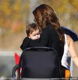 组图：贝克汉姆户外当模范奶爸 维多利亚在旁看护 