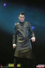 组图：谢霆锋陈慧琳等红馆开唱 悼念张耀荣