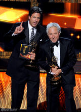 组图：艾美奖现场 《摩登家庭》获喜剧最佳编剧奖 