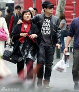 组图：潘玮柏上海行孝 陪母亲逛街吃饭