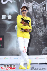 组图：罗志祥精选辑一日狂销7万张 获好友送豹猫　