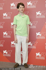 高清：《米克的近路》发布 男星格林伍德“蹲墙角”