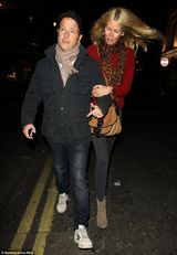 组图：超模克劳迪娅红装出街 紧贴老公秀恩爱