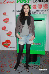 高清：李嘉欣美丽亮相 称不急要孩子