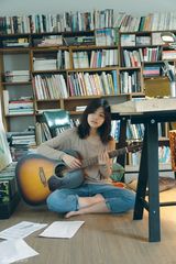 组图：陈妍希首张专辑照曝光 窥探女神私密生活