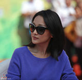 组图：周迅亮相《红高粱》开机亲证没怀孕