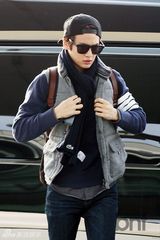 组图：韩团SHINee素颜现身机场 睡眼惺忪