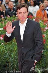 《我仍在这里》首映 导演卡西与影迷亲切玩自拍 