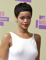 组图：小天后蕾哈娜优雅白裙扮女神