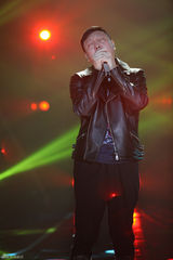 组图：周笔畅睡衣扮猫女 邓紫棋自弹自唱