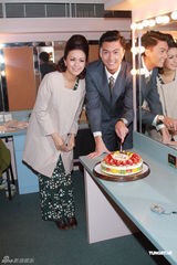 组图：王浩信生日上演舞台剧 女友送旅行箱计划出游