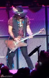 组图：德普与史密斯飞船同台 变身摇滚吉他手