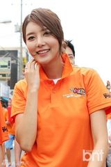 组图：韩星李贤京等出席保宁泥浆节开幕式