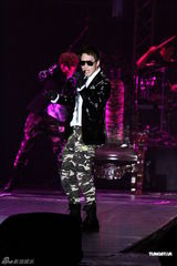 组图：Rain旋风访台劲爆开唱 与女舞伴贴身热舞