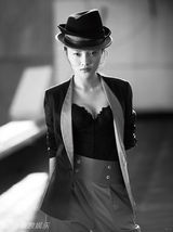 组图：黄瀛漩最新户外写真 酷劲足演绎礼帽中性风