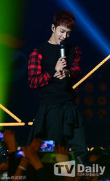 组图：2NE1与BEAST等韩团拼盘开唱秀劲舞