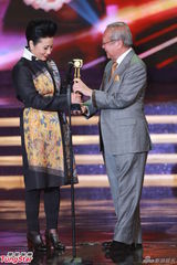 组图：汪明荃获得万千光辉演艺人大奖