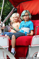 组图：史蒂芬妮携两潮仔游园 祖玛化身贪吃蜘蛛侠