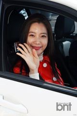 组图：Clara结束中国之旅返韩 机场时尚抢眼