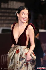 组图：舒淇开胸深V横看成岭侧成峰