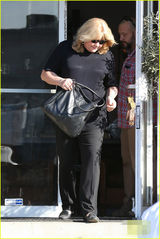 组图：斯威夫特与妈妈逛街 变身学院风清纯妹子