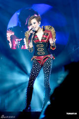 组图：郑秀文红色骑士装广州开唱 黄色旗袍秀性感 