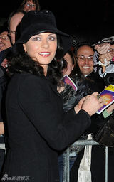 高清组图：凯瑟琳-泽塔琼斯纽约看戏剧遭粉丝围堵