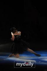 组图：韩星孙谭菲IU等盛装亮相 参加节目秀花样滑冰