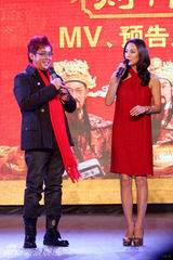 幻灯图：《财神到》发预告片 温拿五虎成员再相聚