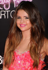 组图：赛琳娜-戈麦斯亮片裙甜美亮相