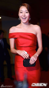 组图：苏怡贤红色长裙优雅亮相釜山红毯