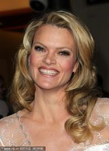 组图：安妮斯顿助阵导演工会奖 黑裙携男友秀恩爱