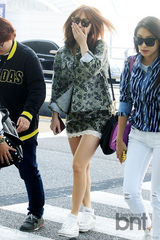 组图：韩团SISTAR赴港开唱 睡眼惺忪哈欠连天