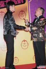 组图：周杰伦现身祝寿曾志伟 全黑套装帅气