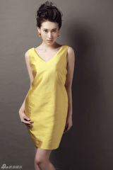 组图：宁丹琳夏日写真冷艳卖萌两不误