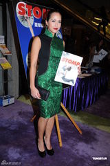 组图：诸葛梓岐欣赏音乐剧 曝婚期定于明春