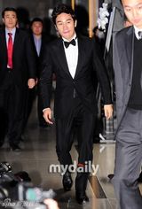 组图：韩国演员严泰雄举行婚礼发布会幸福大笑