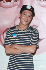 组图：陈冠希亮相画展标志笑容 考虑年底开个唱