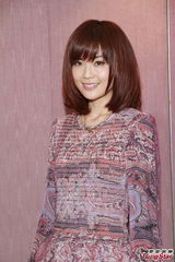 组图：阿Sa(蔡卓妍)迷你裙秀美腿 贾晓晨露事业线