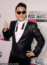 组图：鸟叔亮相红毯跳骑马舞 不改搞怪本色